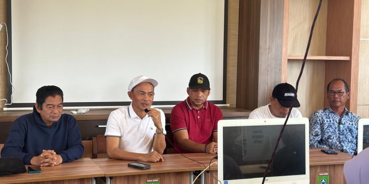 Sekda Tanah Bumbu H Ambo Sakka Tinjau Gedung Baru SMPN 4 Kusan Hilir