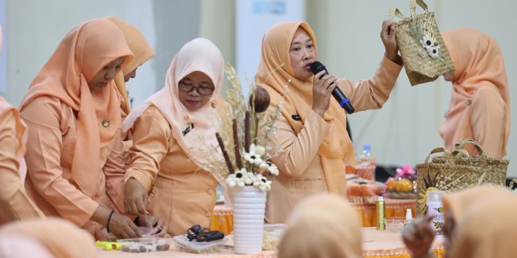 Kreatif! Rumput Liar dan Sisik Ikan Jadi Kerajinan Tangan Bernilai Ekonomis