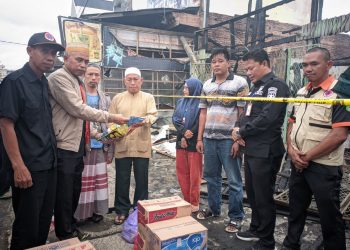 BPBD Tanah Bumbu Serahkan Bantuan kepada Korban Kebakaran Pemukiman di Desa Sejahtera