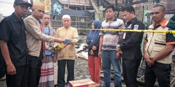 BPBD Tanah Bumbu Serahkan Bantuan kepada Korban Kebakaran Pemukiman di Desa Sejahtera