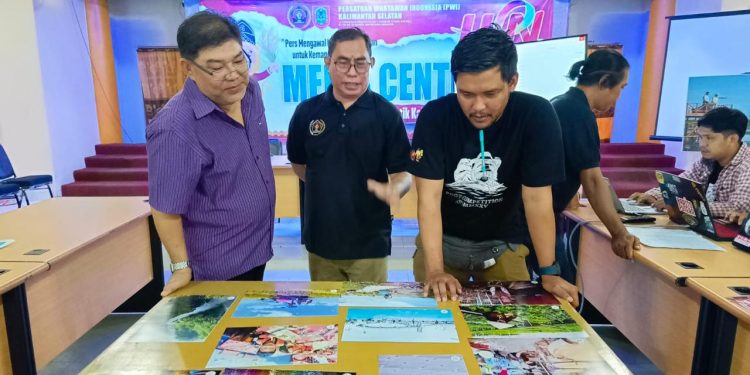 Dewan Juri Kantongi Juara Karya Fotografi Lomba Foto Gratis Semarak HPN 2025