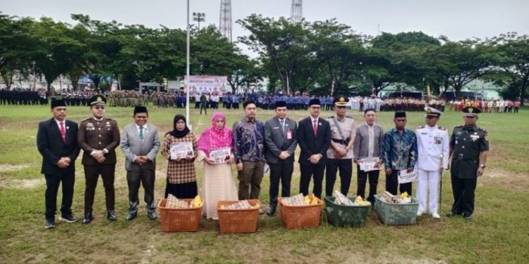 Ketua dan Wakil Ketua DPRD Tanah Bumbu Pimpin Upacara Peringatan Hari Pahlawan 7 Februari