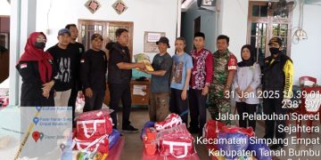Penyerahan Bantuan kepada Korban Kebakaran di Desa Sejahtera
