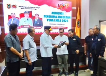 Gubernur Muhidin Terima Anugerah Pena Emas dari PWI pada Puncak HPN 2025