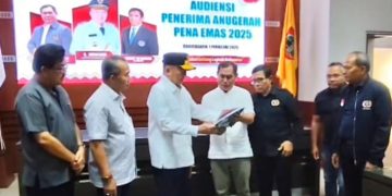Gubernur Muhidin Terima Anugerah Pena Emas dari PWI pada Puncak HPN 2025