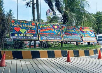 Karangan Bunga Ucapan Selamat dari Gubernur Kalimantan Selatan pada Resepsi PerkawinanPritha Savitri Dhafa Putra dengan Aditya Sandi