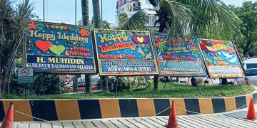 Karangan Bunga Ucapan Selamat dari Gubernur Kalimantan Selatan pada Resepsi PerkawinanPritha Savitri Dhafa Putra dengan Aditya Sandi