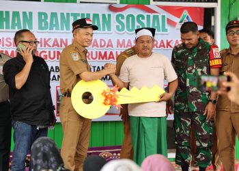 Sekda Ambo Sakka Serahkan Bantuan Sosial Rumah Baru Korban Kebakaran di Tungkaran Pangeran