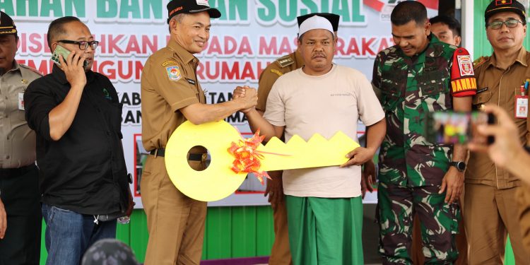 Sekda Ambo Sakka Serahkan Bantuan Sosial Rumah Baru Korban Kebakaran di Tungkaran Pangeran