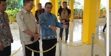 Sambangi Wisata Religi dan Kebudayaan di Banjarmasin, Menbud RI Terpukau dengan Museum Kayuh Baimbai