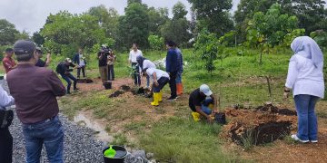 Ketum IKWI Bersama Sekjen Tanam Pohon di Arboretum Ayu Tirta