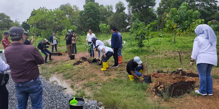 Ketum IKWI Bersama Sekjen Tanam Pohon di Arboretum Ayu Tirta