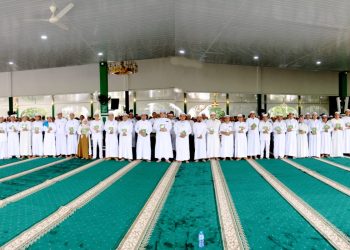 Bagikan Al-Qur’an Kepada Seluruh Pegawai, Zairullah: Tuntunan Spiritual Untuk Tanah Bumbu Maju dan Berkah