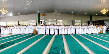 Bagikan Al-Qur’an Kepada Seluruh Pegawai, Zairullah: Tuntunan Spiritual Untuk Tanah Bumbu Maju dan Berkah