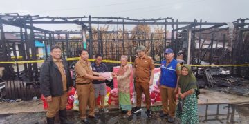 Penyerahan Bantuan untuk Korban Kebakaran di Jalan Pelita Tanah Bumbu