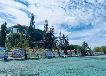 Halaman Kantor Bupati Tanah Bumbu Dipadati Karangan Bunga, Ucapan Selamat Pelantikan Andi Rudi Latif – Bahsanuddin