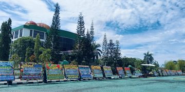 Halaman Kantor Bupati Tanah Bumbu Dipadati Karangan Bunga, Ucapan Selamat Pelantikan Andi Rudi Latif – Bahsanuddin