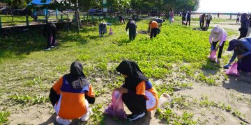 SMAN 1 Kusan Hilir Gelar Aksi Bersih Pantai dalam Peringatan HPSN 2025