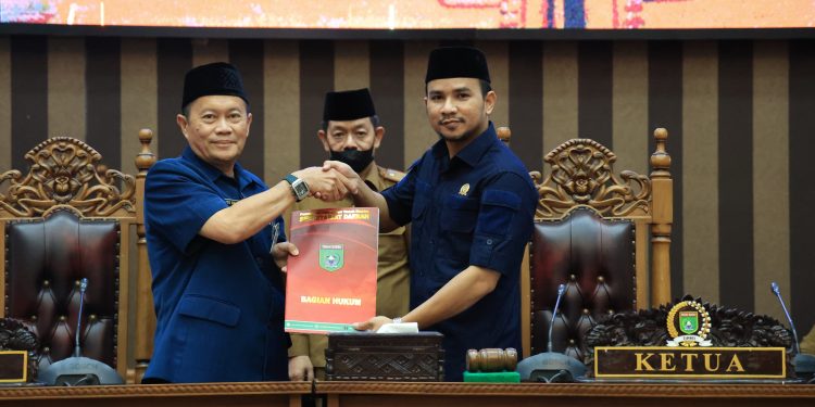 DPRD TANBU GELAR PARIPURNA PENYAMPAIAN RAPERDA RISET DAN INOVASI DAERAH
