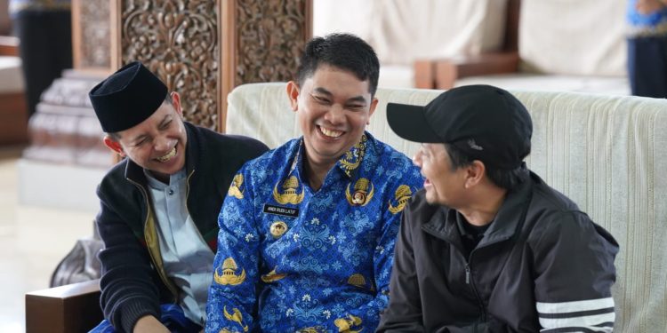 Bupati Tanah Bumbu Sambut Wakil Gubernur Kalsel di Bandara Bersujud