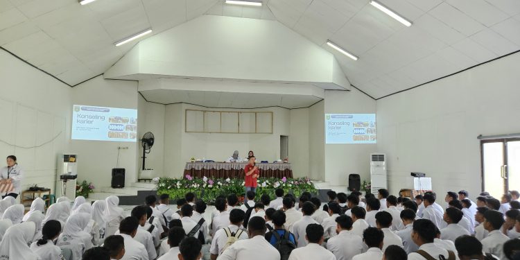 Disnakertrans Tanah Bumbu Kerjasama dengan SMKN 1 Simpang Empat Gelar Bimbingan Konseling Penempatan Tenaga Kerja