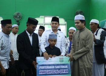 Safari Ramadhan di Mantewe, Bupati Andi Rudi Latif Berikan Bantuan kepada Anak-anak Tahfidz Al-Qur’an dan Kaum Masjid