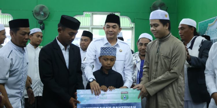 Safari Ramadhan di Mantewe, Bupati Andi Rudi Latif Berikan Bantuan kepada Anak-anak Tahfidz Al-Qur’an dan Kaum Masjid