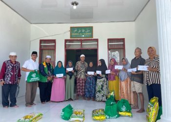 Baznas Tanah Bumbu Berikan Bantuan kepada Fakir Miskin dan Mualaf di Desa Madu Retno