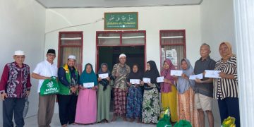 Baznas Tanah Bumbu Berikan Bantuan kepada Fakir Miskin dan Mualaf di Desa Madu Retno