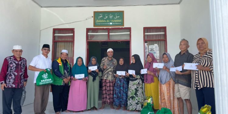 Baznas Tanah Bumbu Berikan Bantuan kepada Fakir Miskin dan Mualaf di Desa Madu Retno