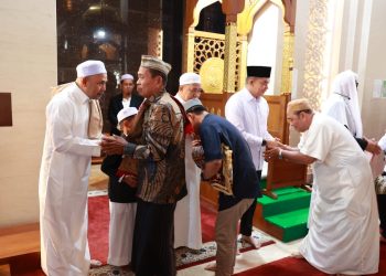 Bupati Tanbu Bang Arul Bersama Warga Laksanakan Salat Idul Fitri di Masjid Agung Al-Falah