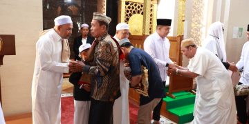 Bupati Tanbu Bang Arul Bersama Warga Laksanakan Salat Idul Fitri di Masjid Agung Al-Falah