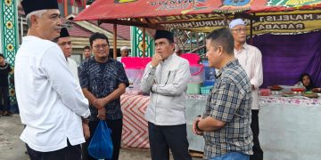 Tancap Gas Usai Retreat, Bupati dan Wakil Bupati HSU Sambangi Pasar Ramadan