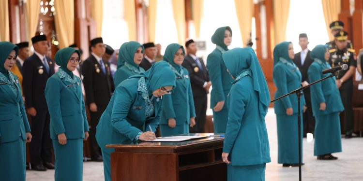 Andi Irmayani Rudi Latif Resmi Dilantik Sebagai Ketua TP PKK dan Ketua Tim Pembina Posyandu Kabupaten Tanah Bumbu Masa Bhakti 2025-2030