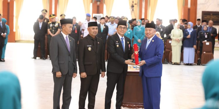 Bupati Andi Rudi Latif Terima SK Pengesahan dan Pengangkatan Kepala Daerah Periode 2025-2030