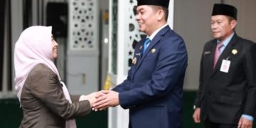 Bupati Bang Arul Kukuhkan Yulian Herawati Sebagai Plh Sekda Tanah Bumbu
