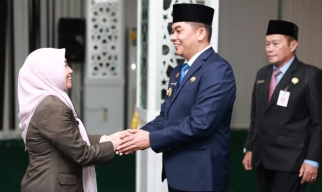 Bupati Bang Arul Kukuhkan Yulian Herawati Sebagai Plh Sekda Tanah Bumbu