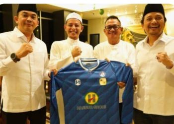 Bupati Andi Rudi Latif Terima Jersey Barito Putra Dari Hasnuryadi Sulaiman