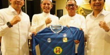 Bupati Andi Rudi Latif Terima Jersey Barito Putra Dari Hasnuryadi Sulaiman