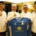 Bupati Andi Rudi Latif Terima Jersey Barito Putra Dari Hasnuryadi Sulaiman