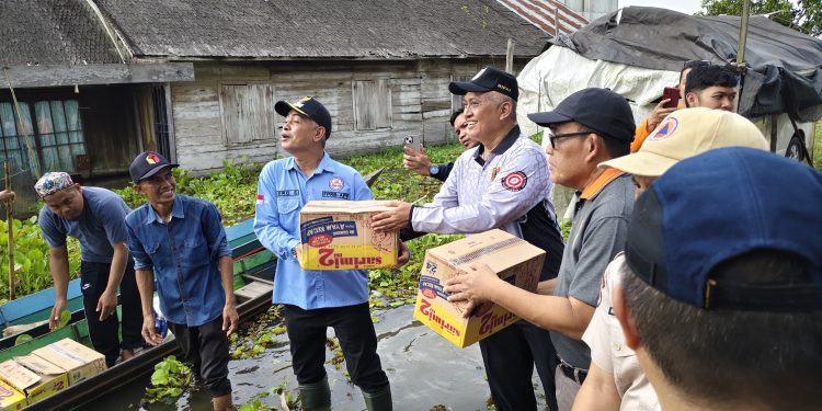 Bupati HSU dan Wakilnya Bersama Pemprov Kalsel Serahkan Bantuan Banjir di Desa Pondok Babaris