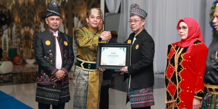 Bupati Tanah Bumbu Andi Rudi Latif Serahkan Penghargaan AKIP 2024 Kepada SKPD Berprestasi