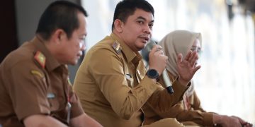 Perbaikan Kantor Bupati, Bang Arul Pimpin Rapat Koordinasi Camat di Ruang Terbuka