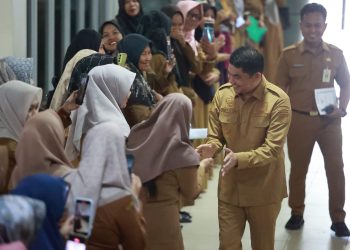 Pertemuan Mengharukan Bu Guru Sawiah dengan Bupati Tanah Bumbu Andi Rudi Latif