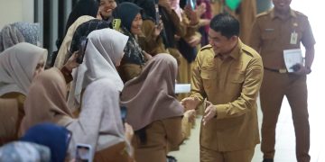 Pertemuan Mengharukan Bu Guru Sawiah dengan Bupati Tanah Bumbu Andi Rudi Latif
