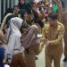 Pertemuan Mengharukan Bu Guru Sawiah dengan Bupati Tanah Bumbu Andi Rudi Latif