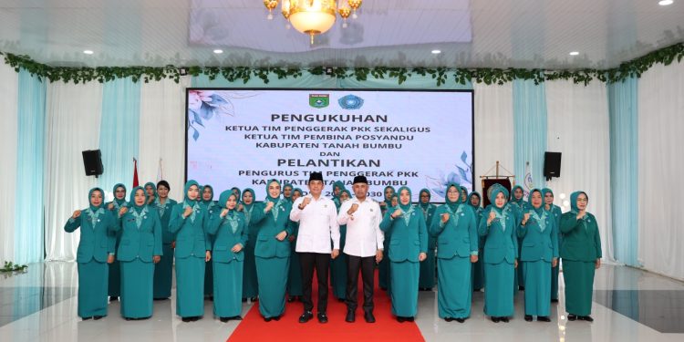 Bupati Andi Rudi Latif Kukuhkan Ketua dan Lantik Pengurus TP PKK Tanah Bumbu 2025-2030