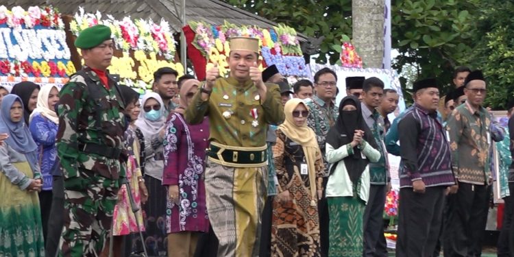 Bupati Andi Rudi Latif Sapa Langsung Peserta Upacara Hari Jadi ke-22 Tanah Bumbu