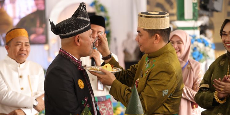Bupati Bang Arul Suapi Wakil Bupati Nasi Tumpeng, Simbol Harmoni Kepemimpinan di HUT ke-22 Tanbu