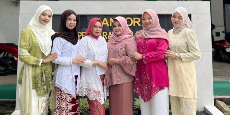 Mengenakan Kebaya Nasional Dihari Kartini Mereka Tampil Cantik